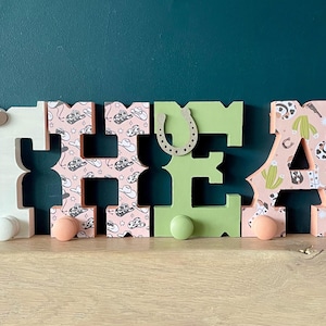 Perchero de madera con letras de vaquero de 15 cm, perchero de madera con letras de vaquera, regalo de vaquero para bebé, regalo de bautizo, guardería del lejano oeste