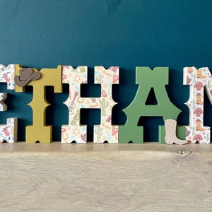 Letras de madera de vaquero de 20 cm, letras de madera de vaquera, letras de pie de vaquero, regalo de bebé vaquero, regalo de bautizo