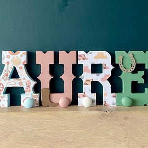 Perchero de madera con letras de vaquero de 20 cm, perchero de madera con letras de vaquera, letras de pie de vaquero, regalo de vaquero para bebé, regalo de bautizo