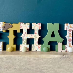 Perchero de madera con letras de vaquero de 20 cm, perchero de madera con letras de vaquera, letras de pie de vaquero, regalo de vaquero para bebé, regalo de bautizo