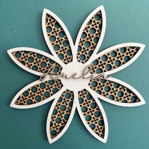 Flor de ratán, arte mural de ratán, decoración infantil de ratán, margarita de ratán de 8 puntas, nombres de madera, regalo personalizado, regalo para recién nacido