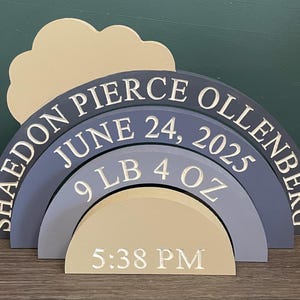 Apilador de arcoíris grabado con nube, apilador de arcoíris personalizado, regalo para recién nacido, regalo con detalles de nacimiento