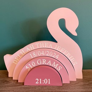 Apilador de cisne de madera personalizado, regalo de bebé recién nacido grabado, recuerdo de bebé recién nacido, arcoíris de madera grabado