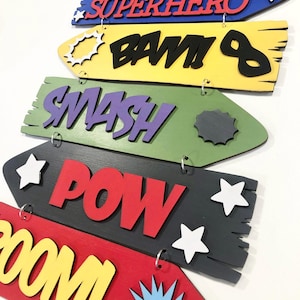 Superhelden-Wandschild, Holz-Wegweiser, Superheld-Wegweiser, Superheld-Wanddekor