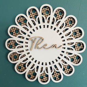 Flor de ratán, arte mural de ratán, decoración infantil de ratán, flor de sol de ratán, nombres de madera, regalo personalizado, regalo para recién nacido