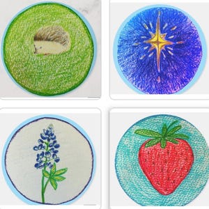 Può includere: Quattro illustrazioni rotonde con un bordo azzurro. In alto a sinistra, un riccio in un cerchio verde. In alto a destra, una stella gialla in un cerchio blu. In basso a sinistra, un fiore di lupino. In basso a destra, una fragola rossa.