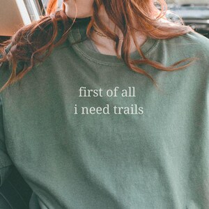 Camiseta &quot;Primero que nada, necesito senderos&quot;, camiseta de colores cómodos para senderismo, camiseta para amantes de los senderos, regalo para actividades al aire libre, camiseta de parques nacionales, camiseta de aventura para caminantes.
