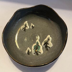 Japanese Slip Decorated Pottery Bowl Signed Makuzu Kozan (1842-1916)