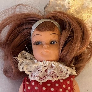 Bambola in plastica dura degli anni '60 HONG KONG Rossa immagine 3