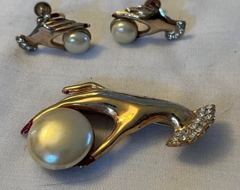 Art Deco Figural HAND Brooch and Earrings Set