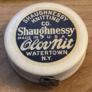 Cinta métrica con estuche de celuloide ~ Shaughnessy Knitting Co Watertown NY imagen 1