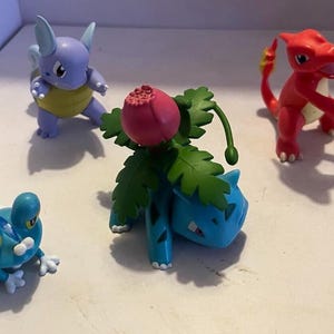 Pokemon Mini Figures Nintendo TOMY 2015 LOT Froakie, Ivysaur