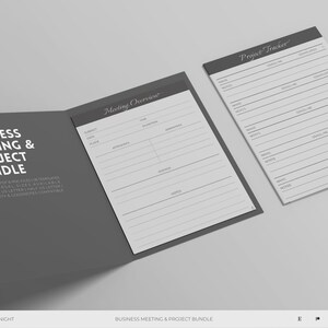 Op de afbeelding: Een zwart-witte printbare bundel voor het plannen van vergaderingen en projecten. De bundel bevat een pagina met een overzicht van de vergadering en een pagina met een projecttracker. De pagina's zijn ontworpen met een eenvoudige en schone lay-out.