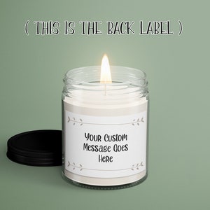 Puede incluir: Una vela en un tarro de vidrio transparente con una etiqueta blanca. La etiqueta tiene un dise&ntilde;o floral y el texto "YOUR CUSTOM Message Goes Here".