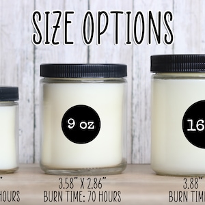 Puede incluir: Tres tarros de velas de vidrio con tapas negras y etiquetas blancas. Los tarros est&aacute;n etiquetados con el tama&ntilde;o de la vela en onzas: 4 oz, 9 oz y 16 oz. Los tarros tambi&eacute;n est&aacute;n etiquetados con las dimensiones del tarro y el tiempo de combusti&oacute;n de la vela. Los tarros est&aacute;n dispuestos de menor a mayor.