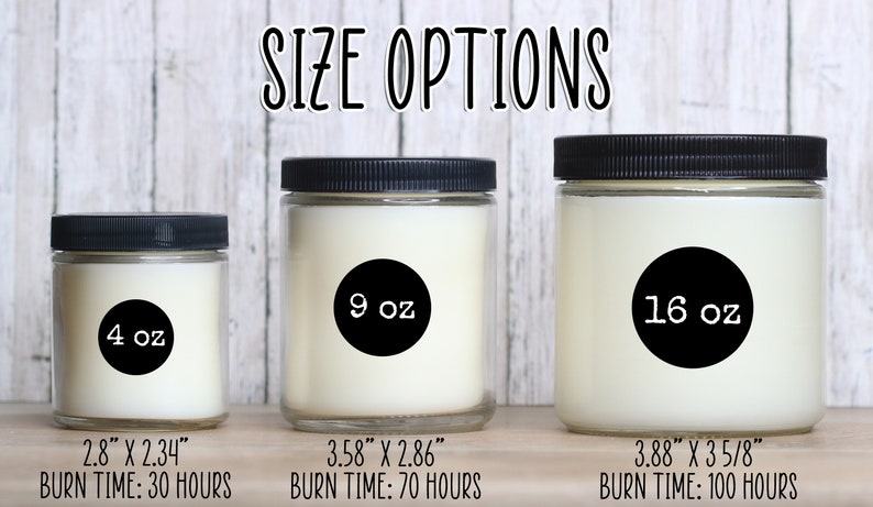 Puede incluir: Tres tarros de velas de vidrio con tapas negras y etiquetas blancas. Los tarros est&aacute;n etiquetados con el tama&ntilde;o de la vela en onzas: 4 oz, 9 oz y 16 oz. Los tarros tambi&eacute;n est&aacute;n etiquetados con las dimensiones del tarro y el tiempo de combusti&oacute;n de la vela. Los tarros est&aacute;n dispuestos de menor a mayor.