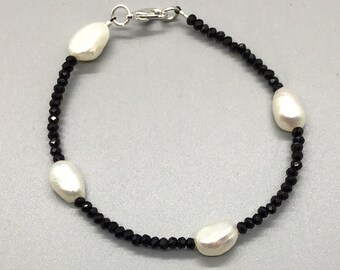 Bracelet spinelle noir et perles de culture, 7,5 pouces