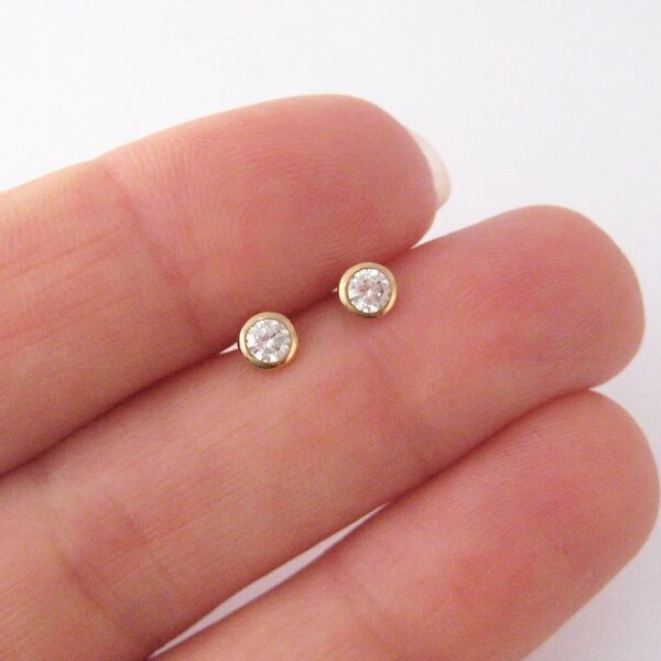 Boucles d'oreilles mini puces zirconium solitaire plaqué or 750 18 carats