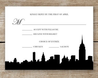 Op de afbeelding: Zwart-witte RSVP-kaart met een silhouet van de skyline van New York. De kaart bevat de tekst "Graag voor de eerste april reageren", "Met plezier accepteren", "Met spijt afwijzen", "Keuze van voorgerecht", "Kip" en "Zalm".