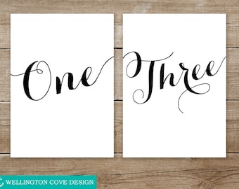 Könnte beinhalten: Zwei druckbare Schilder mit den Worten "One" und "Three" in schwarzer Schrift auf weißem Hintergrund.