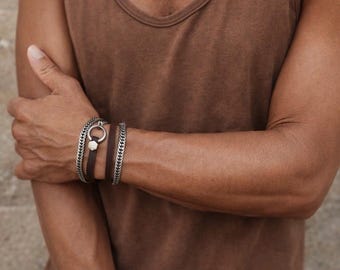 Bracciale avvolgente, bracciale in pelle da uomo, bracciale in argento nero, gioielli boho da uomo, bracciale rigido in pelle, bracciale in pelle e argento