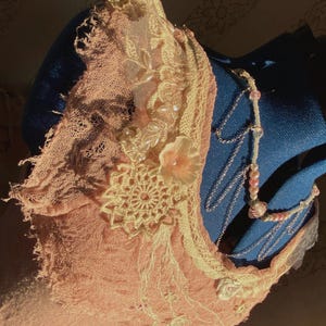 Vestido reciclado tingido com plantas – Arte artesanal de moda lenta – Vestido boho sustentável – Peça única inspirada na natureza – Primavera - Verão