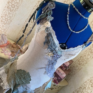 Swamp Nymph Dress, gescheurde feeën mini-jurk, biologisch, plantaardig geverfde mystieke naiaden pixie-jurk