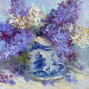 Peut inclure: Une peinture à l'huile représentant un bouquet de fleurs de lilas en empâtement épais et texturé, dans des tons de violet profond, pourpre et blanc crème. Les fleurs sont disposées dans un pot en céramique orné de motifs bleus.