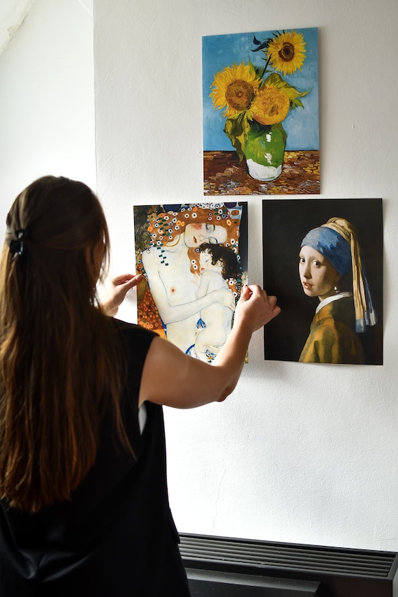 エゴン・シーレの版画：膝を曲げて座る女性、1917年 美術ポスター