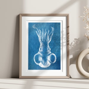 Wall Art Tintenfisch Poster auf einem blauen Hintergrund - Maritimer Druck Sea Life Poster Geschenkidee. Erstellen Sie Ihr eigenes Set aus unserem Shop. Wandkunst