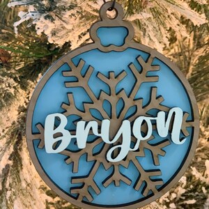 Adorno de copo de nieve con nombre personalizado y diseño en capas / Adorno navideño de madera / Nombre personalizado / Regalo navideño / Etiqueta para medias / Decoración de mesa