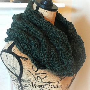 Deep Heather Green Chunky Crochet Cowl, Irish Knit Neck Wrap, Furry SOFT Acrylic Scarf