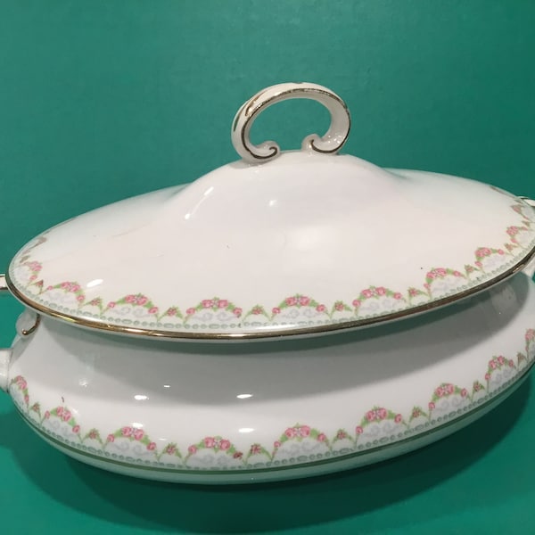 Homer Laughlin covered vegetable serving dish Genesee pattern #1405 soup tureen with lid in wonderful vintage condition in ivory-pink- green