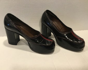 1960-70 platform patent leather pumps w red stitching size 8 Brazilian vintg high heel black patent leather 3.5 heel 1 inch platform unique