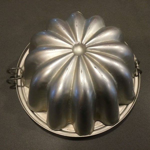 MIRRO gelatin cake mold aluminum domed scalloped metal dessert mold-clasps for closure, handled lid for Jello or baking 1950 kitchen staple