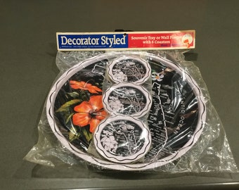 ヴィンテージのお土産用金属製トレイ＆コースターセット - フロリダ州の地図と州の花であるハイビスカス入り - 新品、オリジナルパッケージ入り - お土産用トレイまたは壁掛け飾り