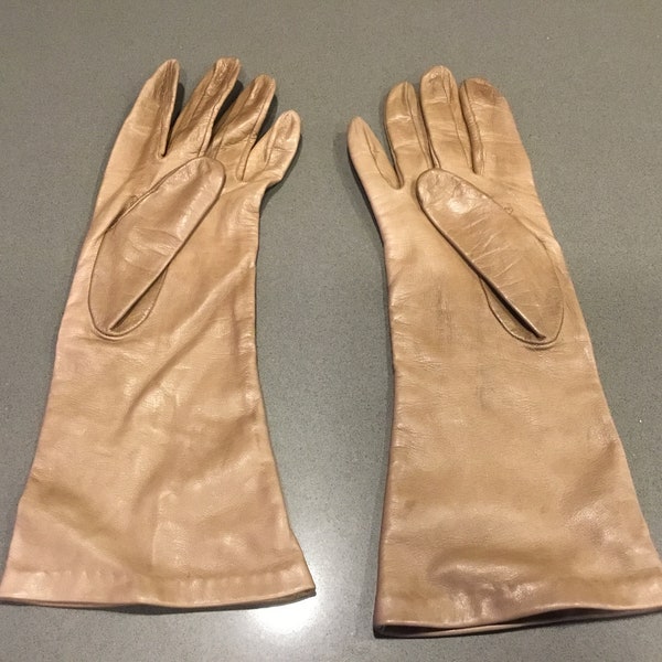 Supple leather ladies gloves in a light heathered brown/tan-supple over the wrist ladies gloves-lined,1980/90 size 7-thin & soft like BUTTAH