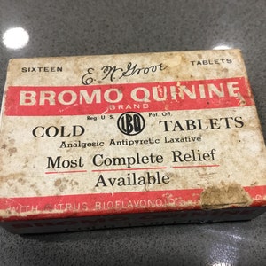 Vintage medicijndoos Bromo Kinine Cold Tablets van EW Grove - rood en wit kartonnen vintage medicijnpillendoosje jaren 1950 kinine medicatiedoos