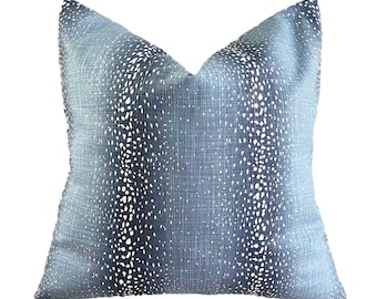 Funda de almohada con estampado animal azul: decoración moderna de estilo rústico.