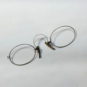 Antique NOS pince nez eyeglasses.  New pinch nose eyeglasses. Vintage spectacles.