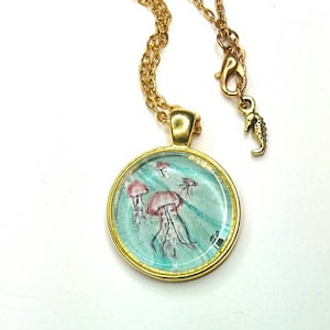 Quallen-Kette. Handbemalte Rosa Qualle in einem blau-grünen Aquarell Meer, vergoldet Einstellung. Schrulligen Ozean Geschenk w / Seepferdchen am Verschluss