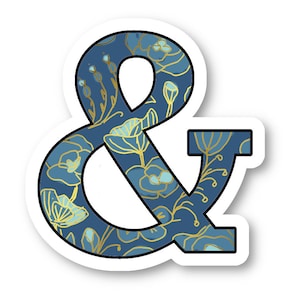 Könnte beinhalten: Ein blauer und goldener Ampersand-Aufkleber mit einem Blumenmuster. Das Ampersand ist schwarz umrandet und hat einen weißen Rand.