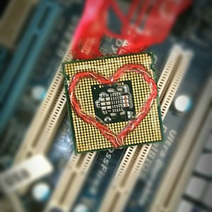 Geek Valentine Schmuck Halskette, Intel Pentium Dual-Core 1,8 ghz Prozessor Anhänger Halskette mit roten Drucker Kabel Draht Herzen.