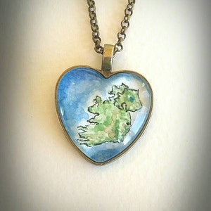 Ierland ketting. St Patricks dag ketting, kaart van Ierland hand getrokken in aquarel en inkt.