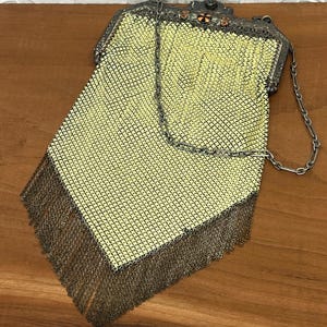 Antik handväska med emaljerad metallnät från 1920-talet från Mandalian Mfg. Co.