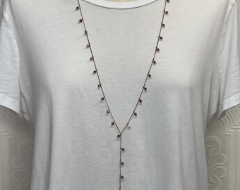 Collar tipo lariat vintage EXPRESS con colgante en forma de Y, color dorado y cuentas moradas.