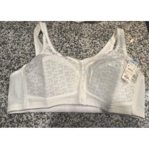 Könnte beinhalten: Weißer BH mit floralem Muster und verstellbaren Trägern. Der BH hat einen Frontverschluss und ein Etikett mit der Größe 40B. Hergestellt aus weichem, atmungsaktivem Material.