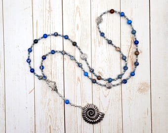 Collar de cuentas de oración Ran en jaspe de sedimento marino azul con concha de nautilus: Diosa nórdica del mar