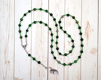 Libitina Gebetskette aus grünem Tigerauge: Römische Göttin der Totenkunst, Göttin des Todes, Schutzpatronin der Totenköpfe