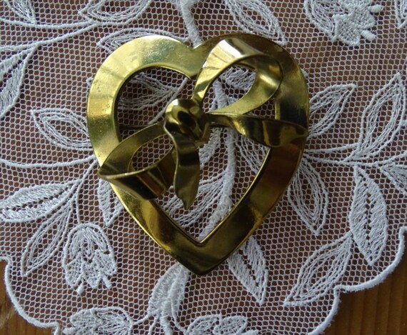 Vintage Gold Heart & Bow Brooch, Mid Century Ladi… - image 3